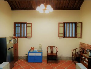 Kjøleskap, mikrobølgeovn, ovn og kjøkkenutstyr