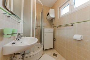 Dusche, Haartrockner, Handtücher, Seife