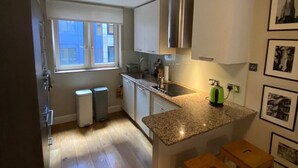 Apartamento básico, 1 cama de matrimonio grande | Cocina privada