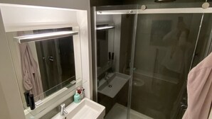 Apartamento básico, 1 cama de matrimonio grande | Baño