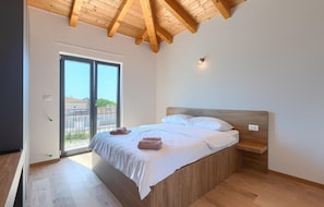 7 bedrooms, in-room safe, iron/ironing board, travel cot