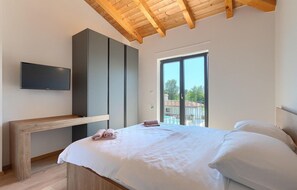 7 bedrooms, in-room safe, iron/ironing board, travel cot - Pet friendly home in Svetvincenat (Svetvincenat)