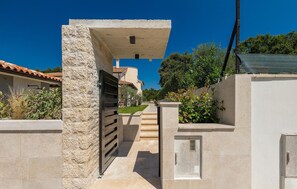 Property grounds - Pet friendly home in Svetvincenat (Svetvincenat)