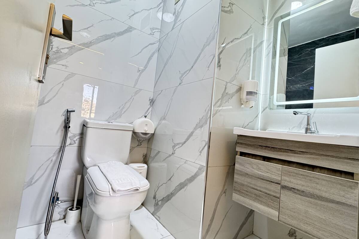 Combined shower/bathtub, deep-soaking bathtub, rainfall showerhead