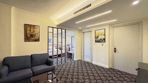 Suite Basic | Seprai katun Mesir, seprai premium, selimut bulu angsa, dan busa memori