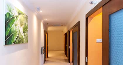 Momostay Capsule Hotel