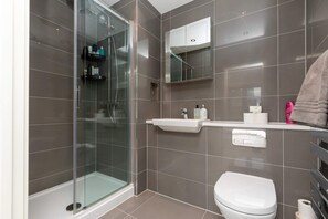 Apartamento básico, várias camas | Banheiro | Chuveiro, toalhas de banho, sabonete, shampoo