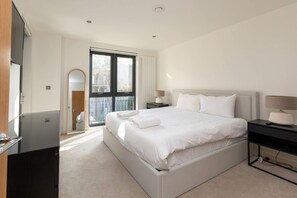 2 bedrooms, laptop workspace, iron/ironing board, bed sheets - Contemporary 2BD Flat W/balcony - Heart of Camden! (London)
