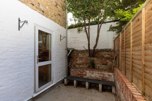 Spacious 1BD Flat w/ Garden - Hammersmith!