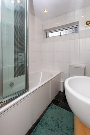 Basic Apartment, Multiple Beds | Bathroom