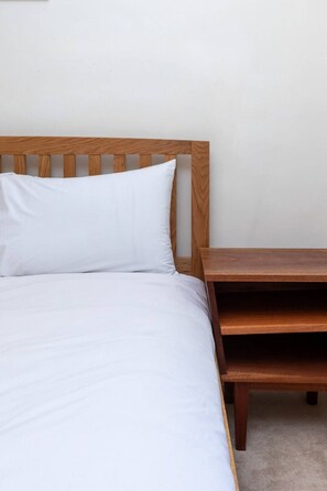 Basic-Apartment, Mehrere Betten | 1 Schlafzimmer, Bügeleisen/Bügelbrett, Bettwäsche
