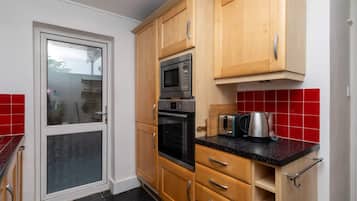 Basic Apartment, Multiple Beds | Private kitchen | Fridge, microwave, oven, stovetop