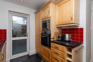 Basic Apartment, Multiple Beds | Private kitchen | Fridge, microwave, oven, stovetop - Spacious 1BD Flat w/ Garden - Hammersmith! (London)