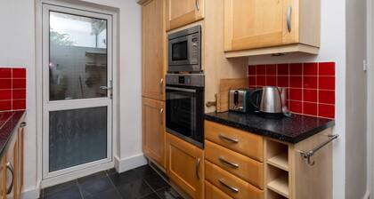 Spacious 1BD Flat w/ Garden - Hammersmith!