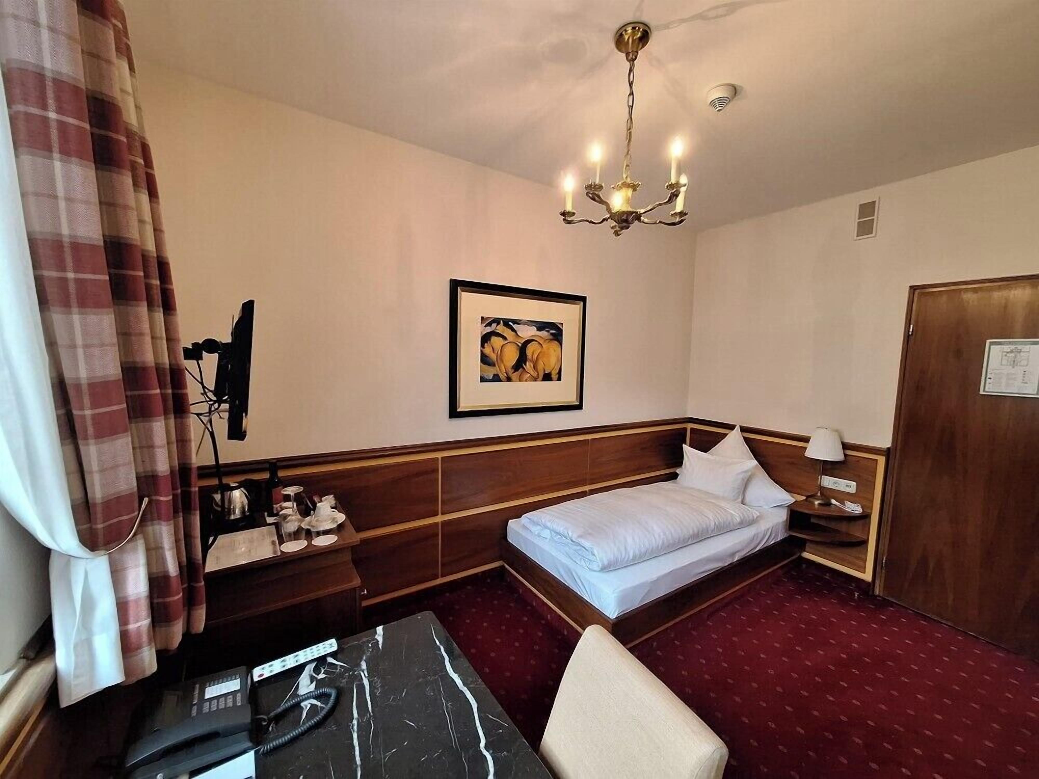 Minibar, caja de seguridad en la habitación y decoración personalizada 