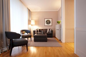 Minibar, caja de seguridad en la habitación y decoración personalizada 