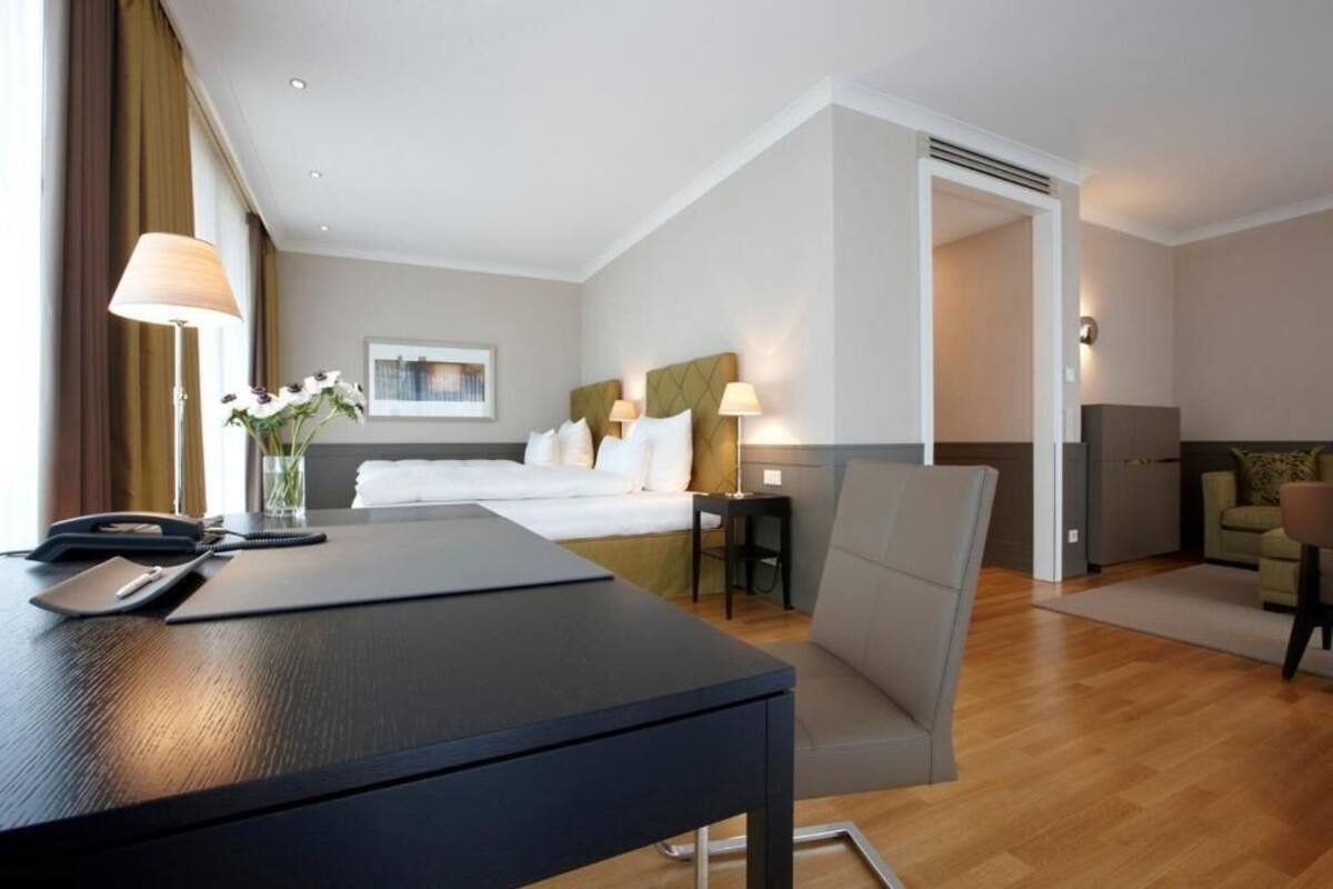 Suite – junior | Minibar, safe på rommet, skrivebord og lydisolert