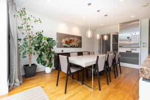 บ้านพักเบสิก, หลายเตียง | ร้านอาหาร