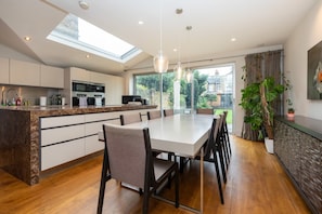 Basic House, Multiple Beds | Private kitchen | Fridge, microwave, oven, stovetop - Incredible 5 Bedroom House W/private Garden -wandsworth! (London)
