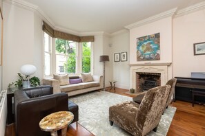 Living area - Incredible 5 Bedroom House W/private Garden -wandsworth! (London)