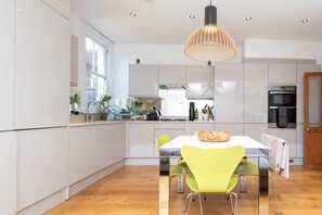 Basic-lejlighed - 1 kingsize-seng med sovesofa | Privat køkken | Køleskab, mikrobølgeovn, ovn, kogeplade