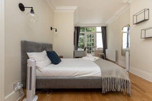 6 bedrooms, laptop workspace, iron/ironing board, bed sheets - Gorgeous 6BD House - 2 Mins From South Kensington! (London)