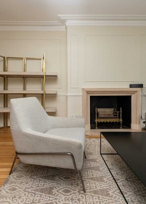 Living area - Gorgeous 6BD House - 2 Mins From South Kensington! (London)