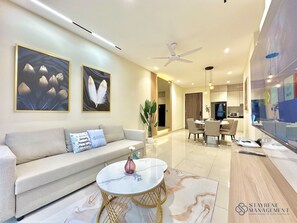 Apartamento Confort, 2 habitaciones, balcón, vistas a la ciudad | Zona de estar | Smart TV de 42 pulgadas con canales por cable, Netflix