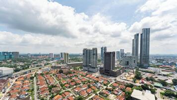 Eine Skyline mit Hochhäusern, einer Mischung aus Wohn- und Geschäftsvierteln und einem klaren Himmel.