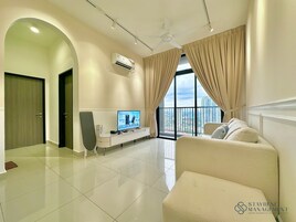 舒适公寓, 2 间卧室, 无烟房 | 起居区 | 42-英寸智能电视（配备有线频道）、Netflix、流媒体服务