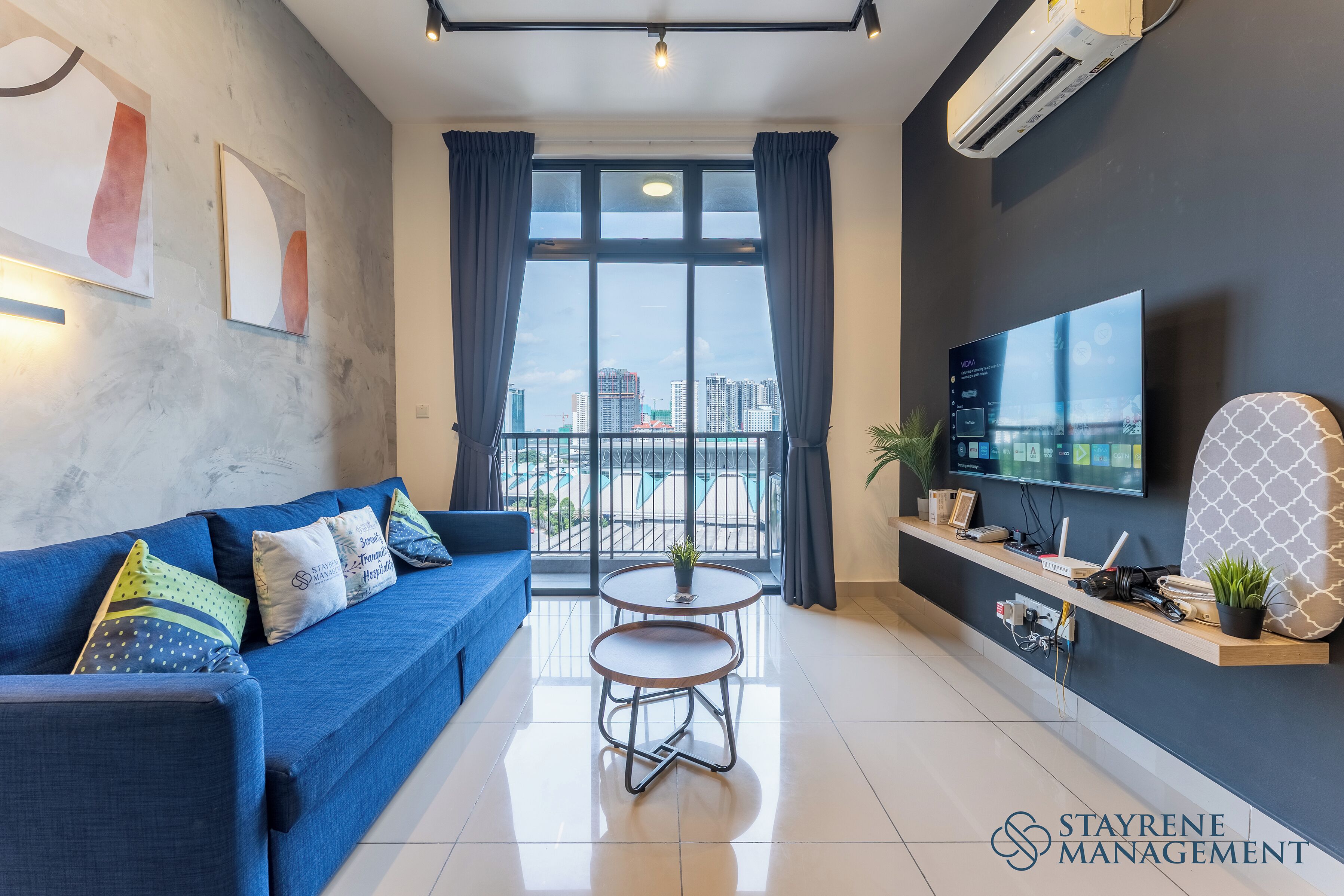 Appartement, 3 slaapkamers, uitzicht op de stad | Woonruimte | Een 42-inch smart-tv met kabelzenders, Netflix en streamingdiensten