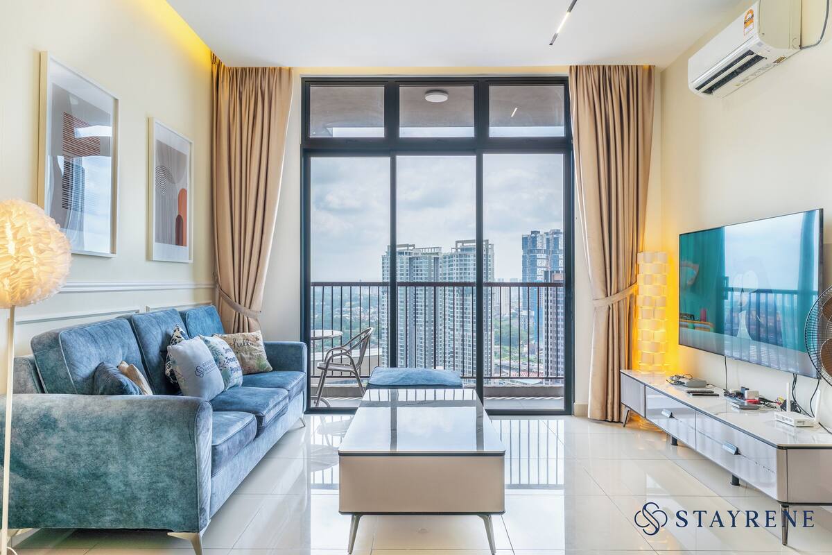 Apartamento conforto, várias camas, para não fumantes, vista para a cidade | Área de estar | Smart TV 42 polegadas com canais a cabo, Netflix, serviços de streaming
