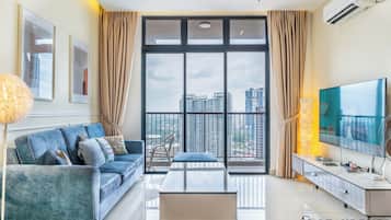 Apartamento conforto, várias camas, para não fumantes, vista para a cidade | Área de estar | Smart TV 42 polegadas com canais a cabo, Netflix, serviços de streaming