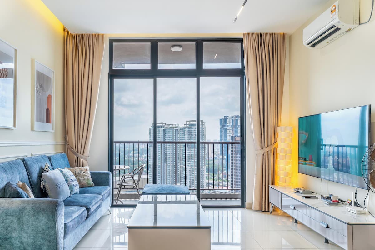 Appartement Confort, plusieurs lits, non-fumeurs, vue ville | Coin séjour | TV connectée de 42 pouces avec chaînes par câble, Netflix