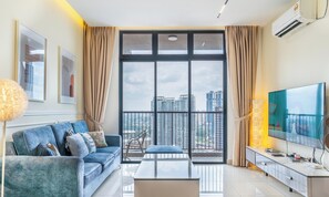 Apartamento conforto, várias camas, para não fumantes, vista para a cidade | Área de estar | Smart TV 42 polegadas com canais a cabo, Netflix, serviços de streaming