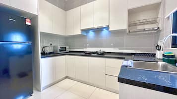 Estudio Confort, 2 camas Queen size, vista a la ciudad | Cocina privada | Tetera eléctrica, utensilios de cocina y artículos de limpieza