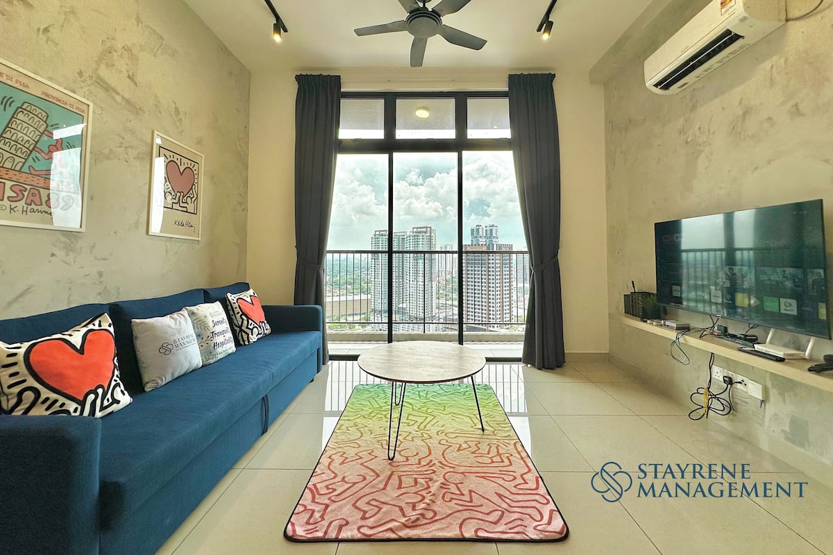Deluxe Apartment, City View | Living area