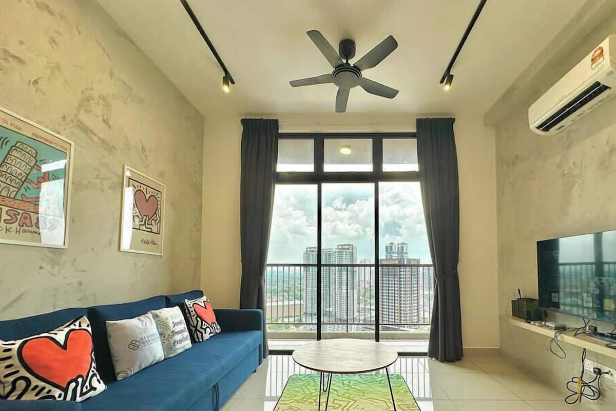 Appartement Deluxe, vue ville | Coin séjour | TV connectée de 42 pouces avec chaînes par câble, Netflix