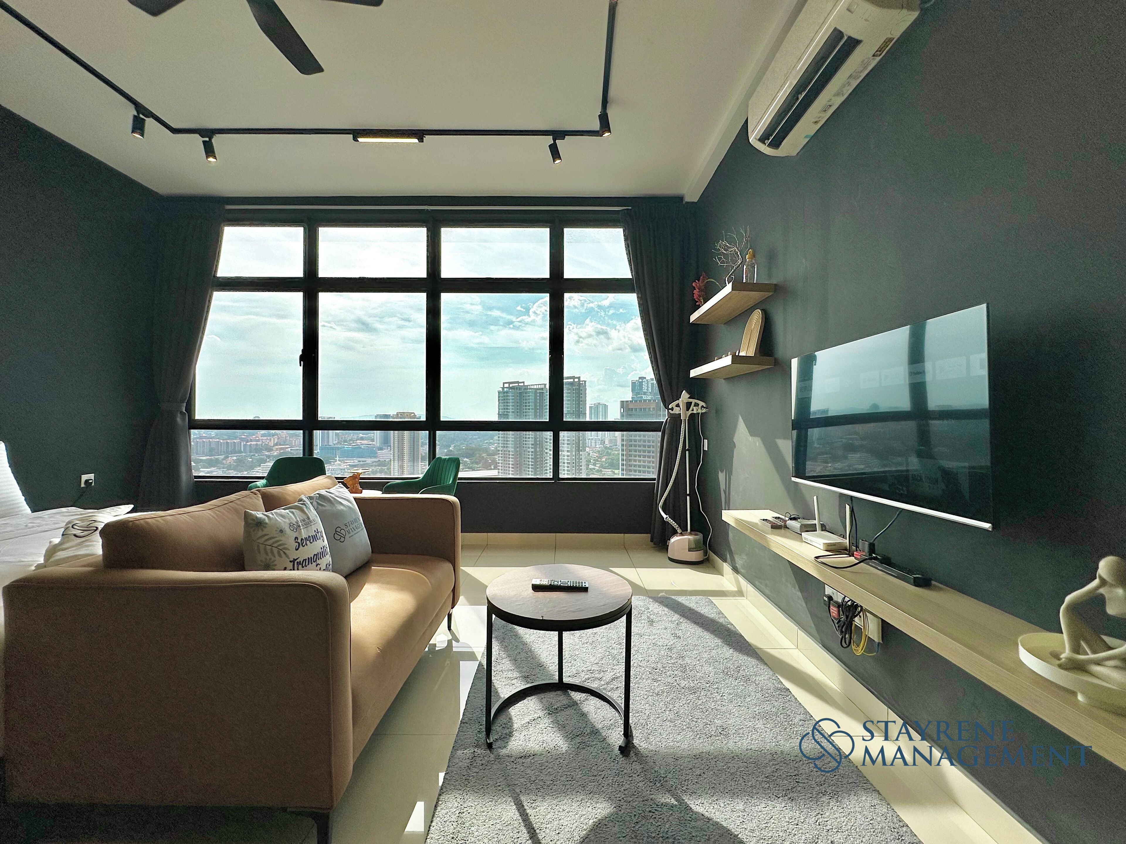 Comfort studio, niet-roken, uitzicht op de stad | Woonruimte | Een 42-inch smart-tv met kabelzenders, Netflix en streamingdiensten