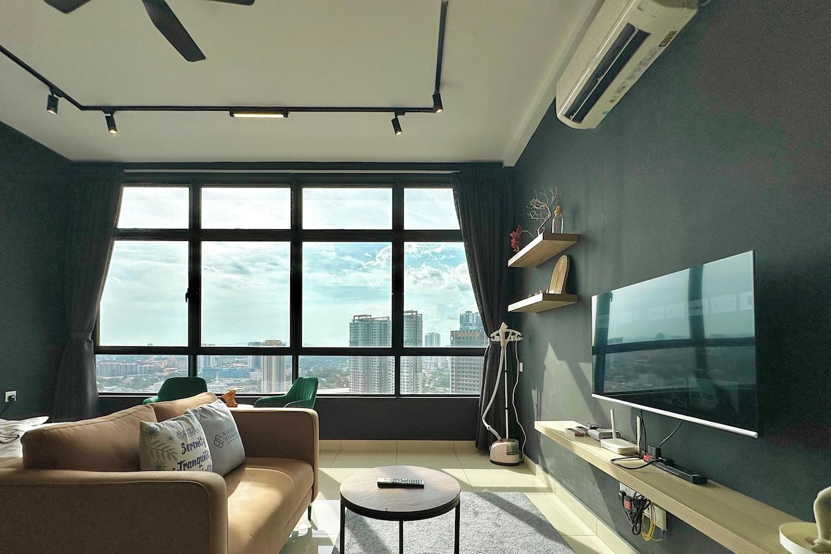 Studio Confort, non-fumeurs, vue ville | Coin séjour | TV connectée de 42 pouces avec chaînes par câble, Netflix