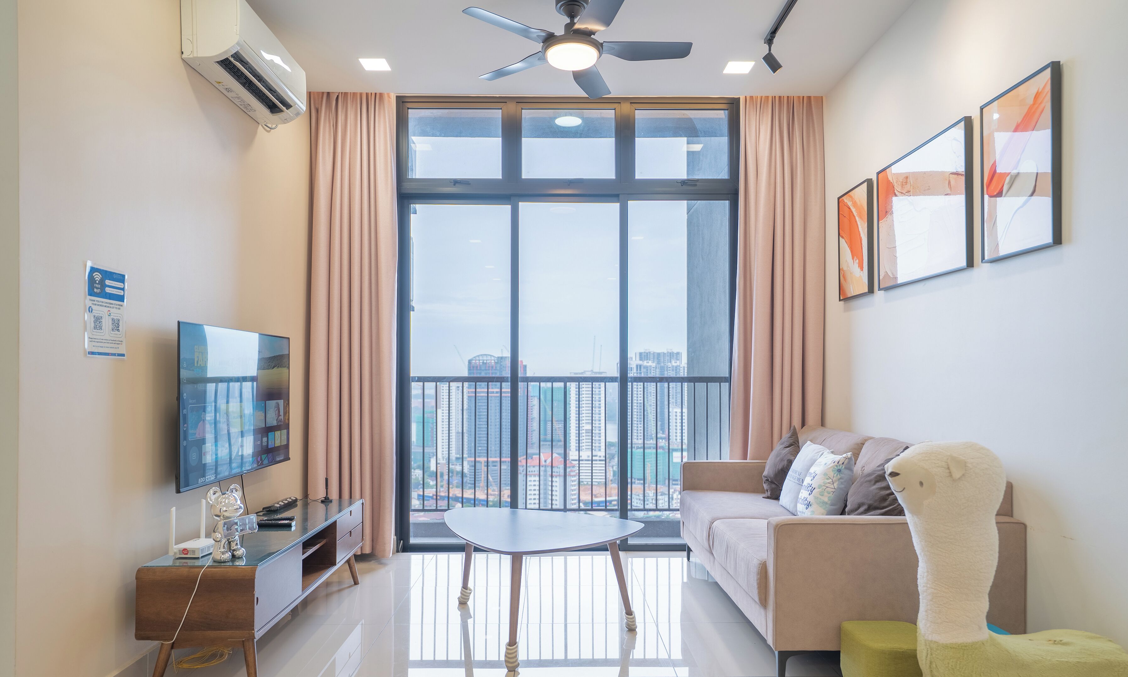 Deluxe appartement, uitzicht op de stad | Woonruimte | Een 42-inch smart-tv met kabelzenders, Netflix en streamingdiensten