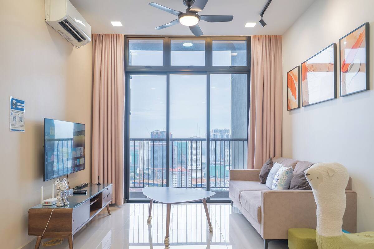 Deluxe Apartment, City View | Living area