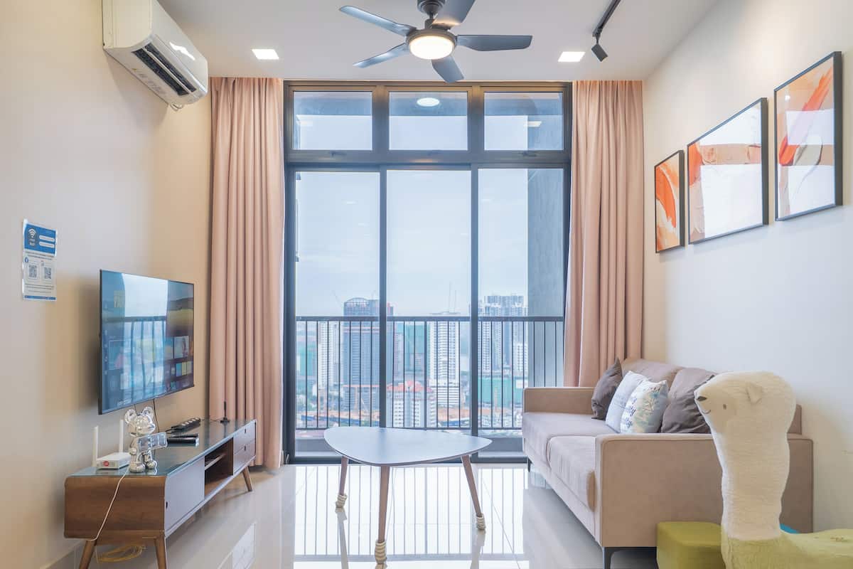 Departamento Deluxe, vista a la ciudad | Área de sala de estar | Smart TV de 42 pulgadas con canales por cable y Netflix
