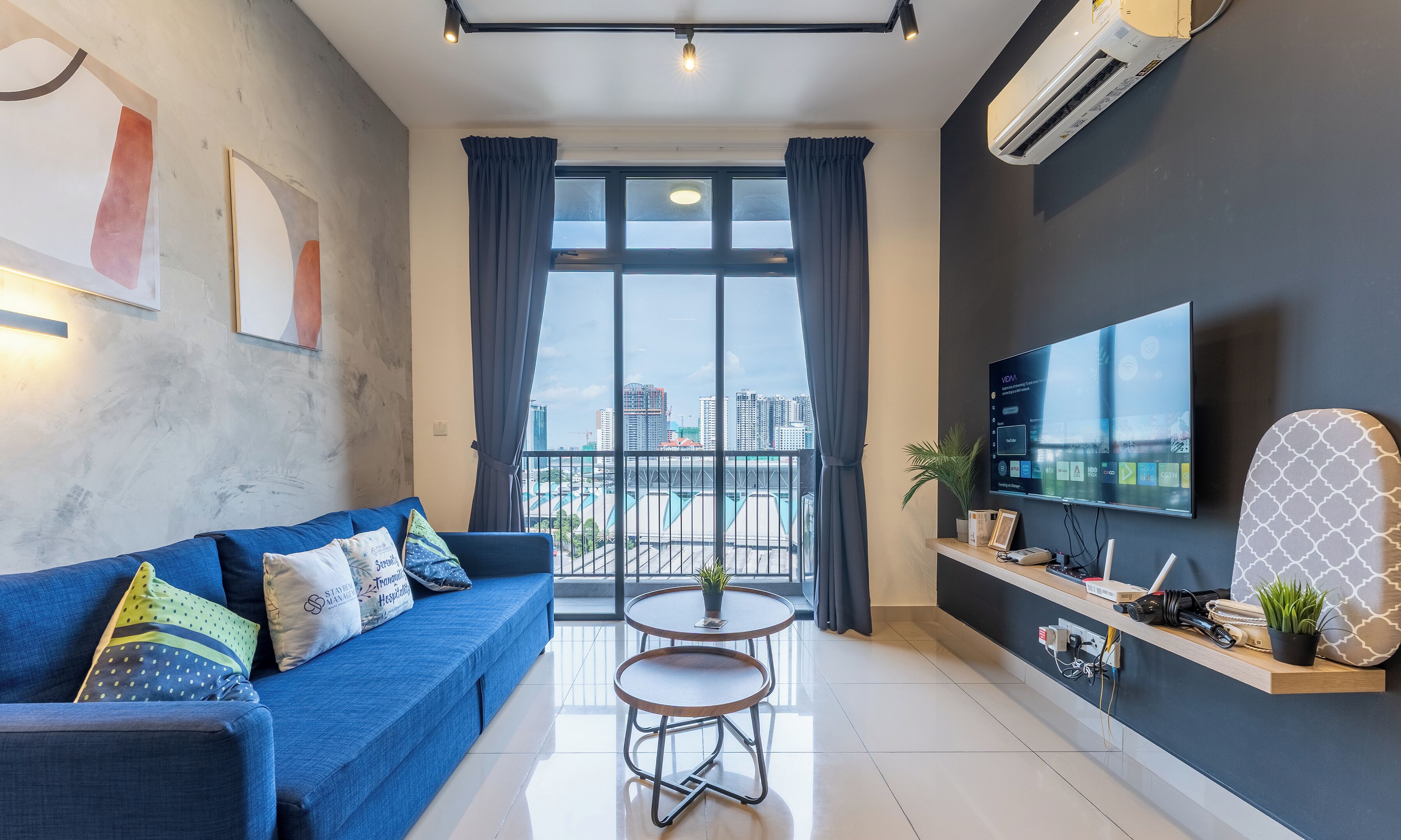 Appartement, 3 slaapkamers, uitzicht op de stad | Woonruimte | Een 42-inch smart-tv met kabelzenders, Netflix en streamingdiensten