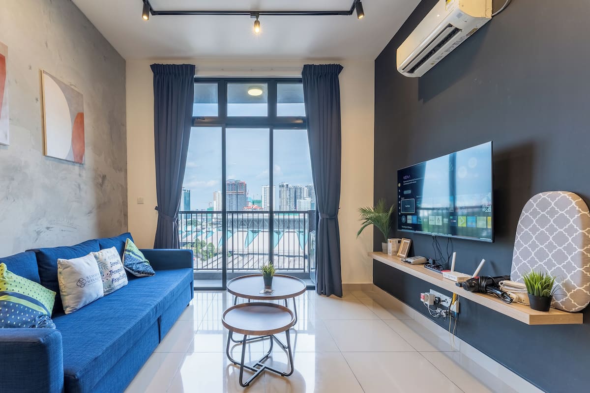 Departamento, 3 habitaciones, vista a la ciudad | Área de sala de estar | Smart TV de 42 pulgadas con canales por cable y Netflix