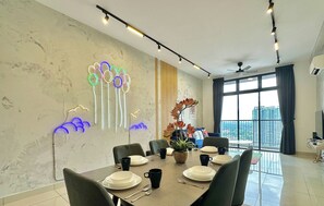 Deluxe appartement, uitzicht op de stad | Dineren op de kamer