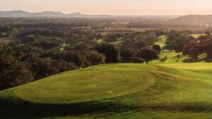 A panoramic view of a golf course with rolling hills and scattered trees. - Esprit du Sud Vakantiehuis met 3 Slaapkamers, Mooi Uitzicht op Domaine du Golf (Roquebrune-sur-Argens)