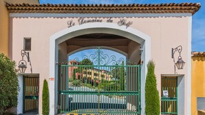 A gated entrance with a sign reading "Le Domaine du Golf". - Esprit du Sud Vakantiehuis met 3 Slaapkamers, Mooi Uitzicht op Domaine du Golf (Roquebrune-sur-Argens)