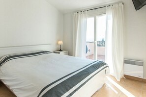 3 bedrooms, travel cot, free WiFi, bed sheets - Esprit du Sud Vakantiehuis met 3 Slaapkamers, Mooi Uitzicht op Domaine du Golf (Roquebrune-sur-Argens)