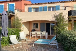 Outdoor dining - Esprit du Sud Vakantiehuis met 3 Slaapkamers, Mooi Uitzicht op Domaine du Golf (Roquebrune-sur-Argens)